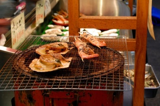 新鮮食材を焼き網で焼いていただきます！
