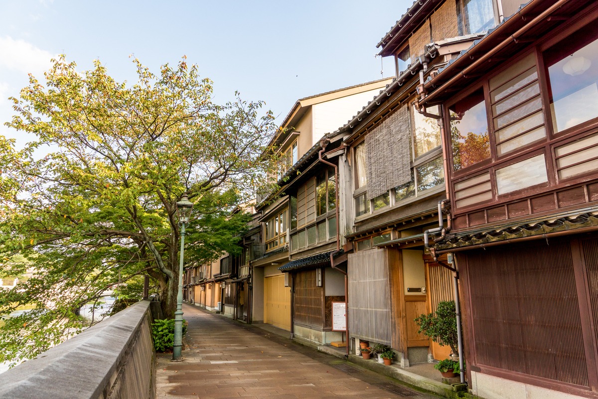 千本格子が並ぶ茶屋街。